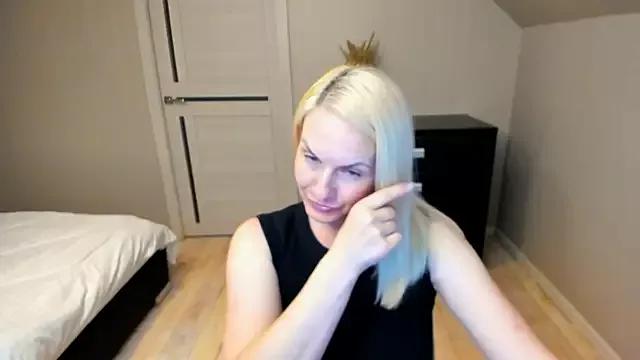 Discover our girls online shows and discover the company of countless livestreamers, with stunning shapes, sex toys and more.