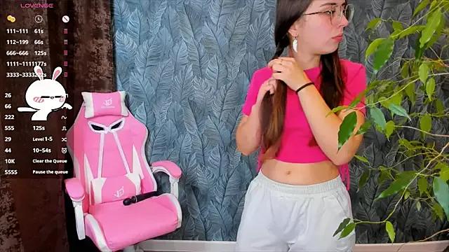 Discover our girls online shows and discover the company of countless livestreamers, with stunning shapes, sex toys and more.