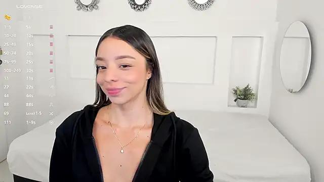 Discover our girls online shows and discover the company of countless livestreamers, with stunning shapes, sex toys and more.