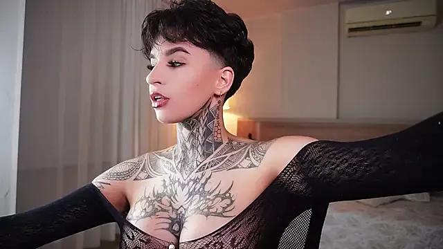Discover our girls online shows and discover the company of countless livestreamers, with stunning shapes, sex toys and more.