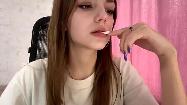 Discover our girls online shows and discover the company of countless livestreamers, with stunning shapes, sex toys and more.