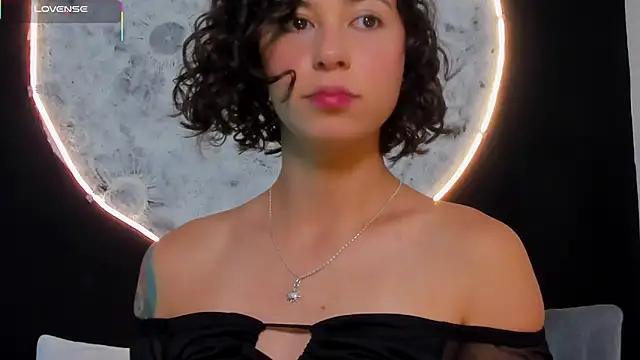 Discover our girls online shows and discover the company of countless livestreamers, with stunning shapes, sex toys and more.