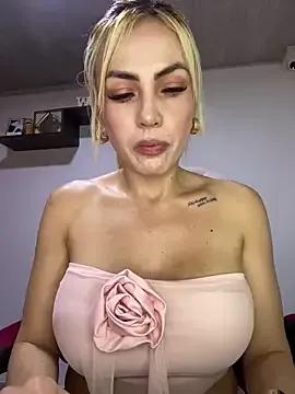 Discover our girls online shows and discover the company of countless livestreamers, with stunning shapes, sex toys and more.