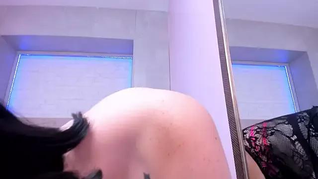 Discover our girls online shows and discover the company of countless livestreamers, with stunning shapes, sex toys and more.