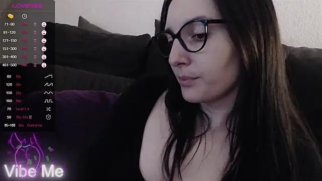 Discover our girls online shows and discover the company of countless livestreamers, with stunning shapes, sex toys and more.
