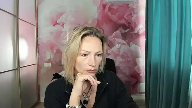 Discover our girls online shows and discover the company of countless livestreamers, with stunning shapes, sex toys and more.