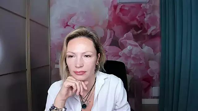 Discover our girls online shows and discover the company of countless livestreamers, with stunning shapes, sex toys and more.