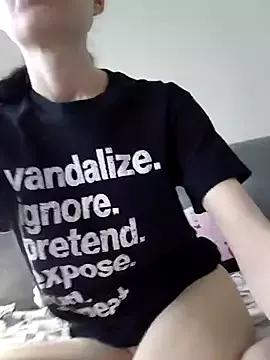 Discover our girls online shows and discover the company of countless livestreamers, with stunning shapes, sex toys and more.