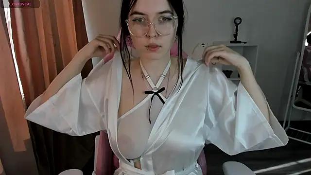 Discover our girls online shows and discover the company of countless livestreamers, with stunning shapes, sex toys and more.