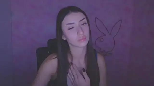 Discover our girls online shows and discover the company of countless livestreamers, with stunning shapes, sex toys and more.