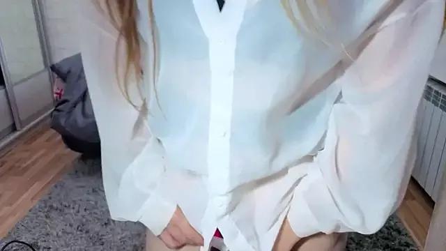 AlisaKisa from StripChat is Freechat