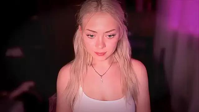 Discover our girls online shows and discover the company of countless livestreamers, with stunning shapes, sex toys and more.