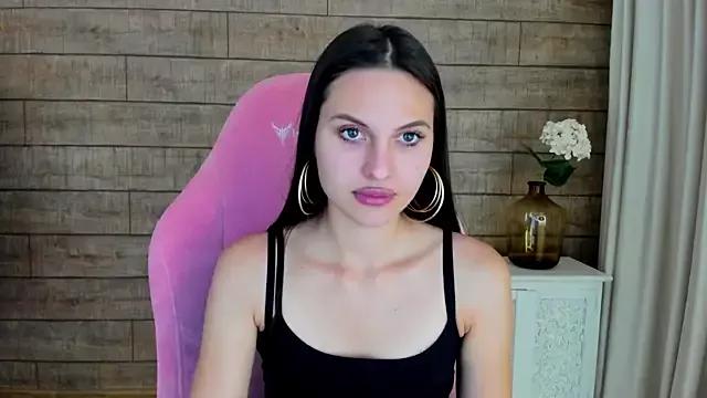 Discover our girls online shows and discover the company of countless livestreamers, with stunning shapes, sex toys and more.