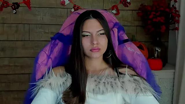 Discover our girls online shows and discover the company of countless livestreamers, with stunning shapes, sex toys and more.