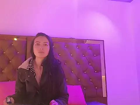 Discover our girls online shows and discover the company of countless livestreamers, with stunning shapes, sex toys and more.