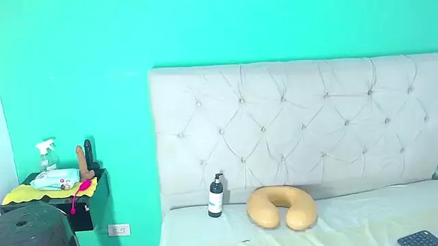 Discover our girls online shows and discover the company of countless livestreamers, with stunning shapes, sex toys and more.
