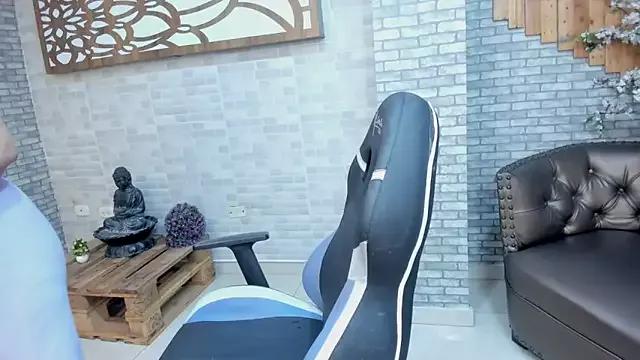 Discover our girls online shows and discover the company of countless livestreamers, with stunning shapes, sex toys and more.