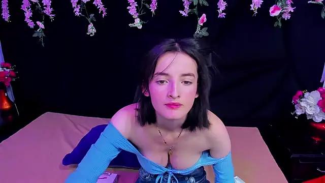 Discover our girls online shows and discover the company of countless livestreamers, with stunning shapes, sex toys and more.
