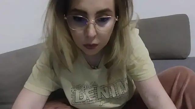 Discover our girls online shows and discover the company of countless livestreamers, with stunning shapes, sex toys and more.