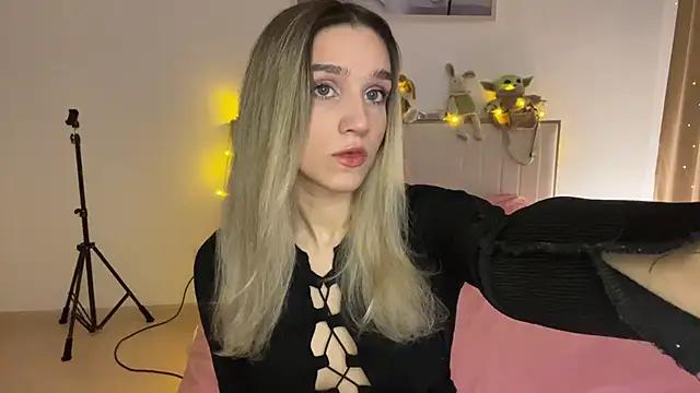 Discover our girls online shows and discover the company of countless livestreamers, with stunning shapes, sex toys and more.