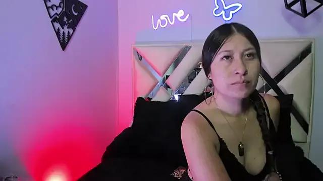 Discover our girls online shows and discover the company of countless livestreamers, with stunning shapes, sex toys and more.