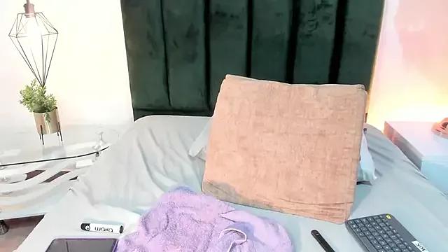 Discover our girls online shows and discover the company of countless livestreamers, with stunning shapes, sex toys and more.