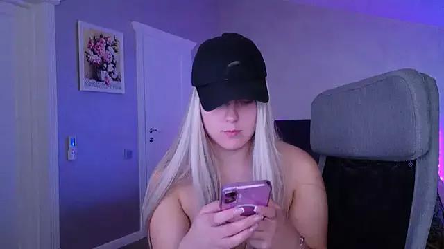 Discover our girls online shows and discover the company of countless livestreamers, with stunning shapes, sex toys and more.