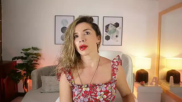 Discover our girls online shows and discover the company of countless livestreamers, with stunning shapes, sex toys and more.