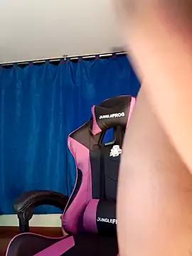 Discover our girls online shows and discover the company of countless livestreamers, with stunning shapes, sex toys and more.