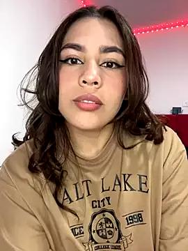 Discover our girls online shows and discover the company of countless livestreamers, with stunning shapes, sex toys and more.