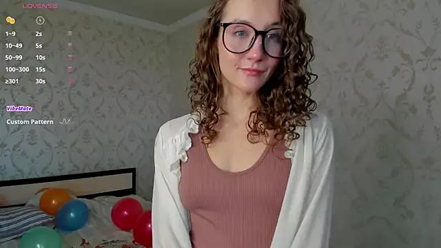 Discover our girls online shows and discover the company of countless livestreamers, with stunning shapes, sex toys and more.