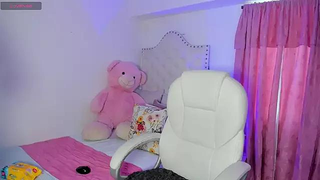 Discover our girls online shows and discover the company of countless livestreamers, with stunning shapes, sex toys and more.
