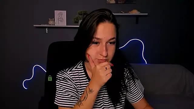 Discover our girls online shows and discover the company of countless livestreamers, with stunning shapes, sex toys and more.