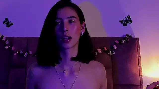 AlmaQueenn from StripChat