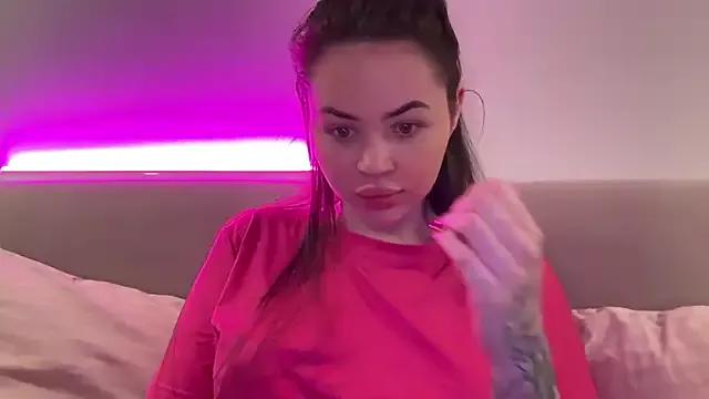 Discover our girls online shows and discover the company of countless livestreamers, with stunning shapes, sex toys and more.