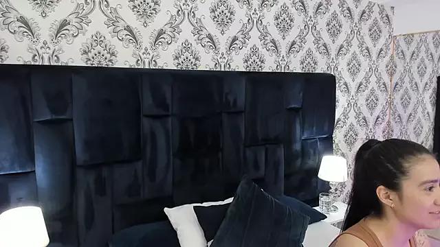 Discover our girls online shows and discover the company of countless livestreamers, with stunning shapes, sex toys and more.