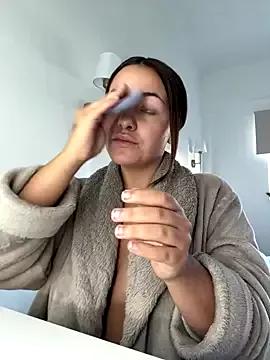 Discover our girls online shows and discover the company of countless livestreamers, with stunning shapes, sex toys and more.