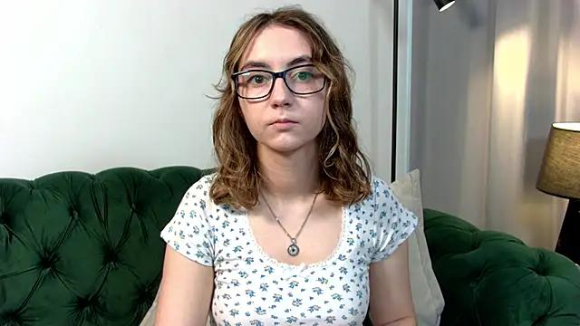 Discover our girls online shows and discover the company of countless livestreamers, with stunning shapes, sex toys and more.