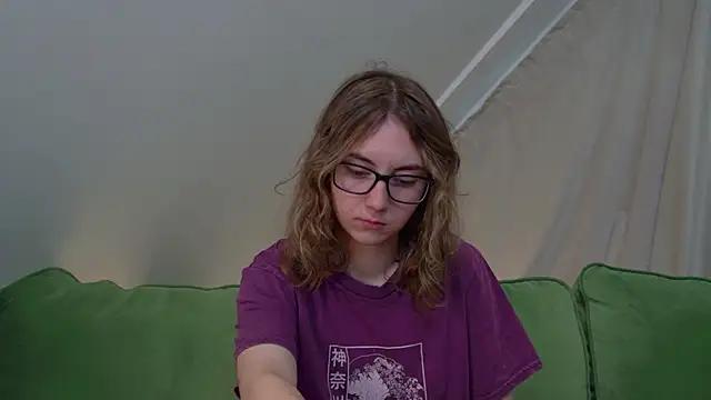 Discover our girls online shows and discover the company of countless livestreamers, with stunning shapes, sex toys and more.