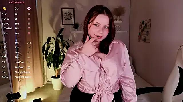 Discover our girls online shows and discover the company of countless livestreamers, with stunning shapes, sex toys and more.