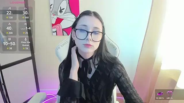 Discover our girls online shows and discover the company of countless livestreamers, with stunning shapes, sex toys and more.