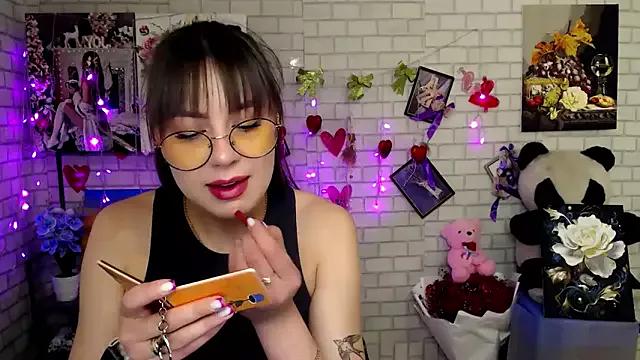 Discover our girls online shows and discover the company of countless livestreamers, with stunning shapes, sex toys and more.