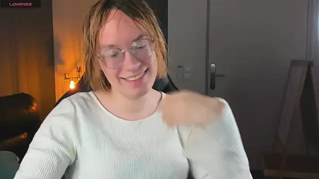 Discover our girls online shows and discover the company of countless livestreamers, with stunning shapes, sex toys and more.