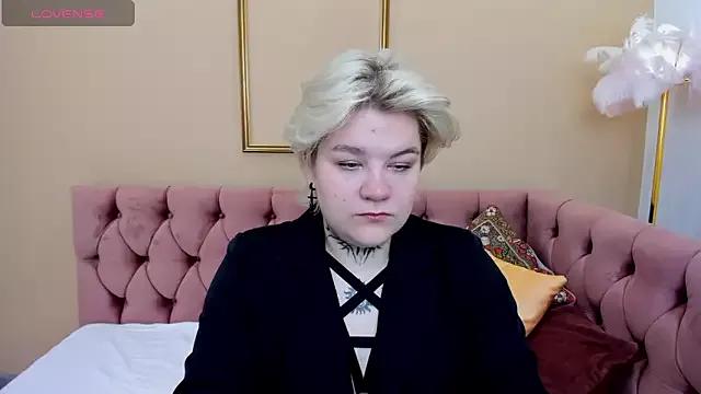 Discover our girls online shows and discover the company of countless livestreamers, with stunning shapes, sex toys and more.