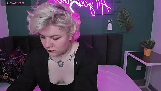 Discover our girls online shows and discover the company of countless livestreamers, with stunning shapes, sex toys and more.