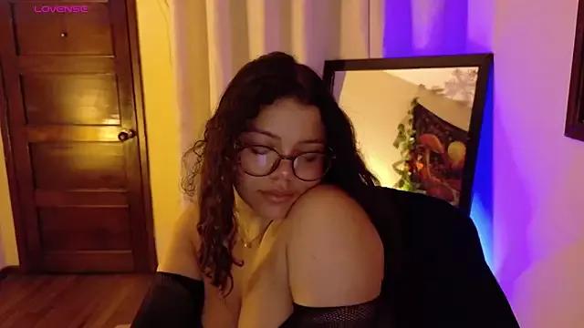 Discover our girls online shows and discover the company of countless livestreamers, with stunning shapes, sex toys and more.