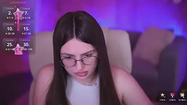 Discover our girls online shows and discover the company of countless livestreamers, with stunning shapes, sex toys and more.