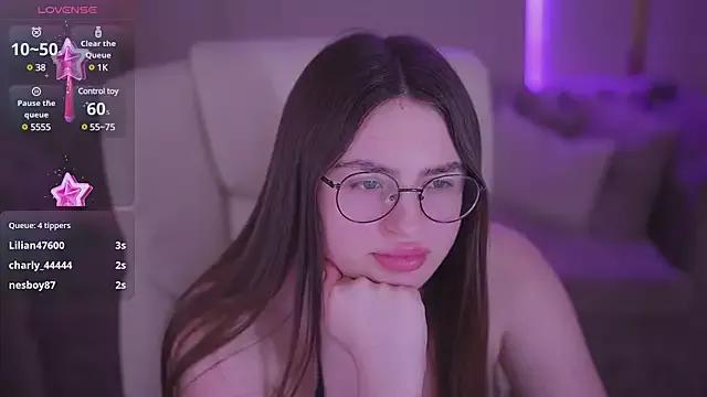 Discover our girls online shows and discover the company of countless livestreamers, with stunning shapes, sex toys and more.