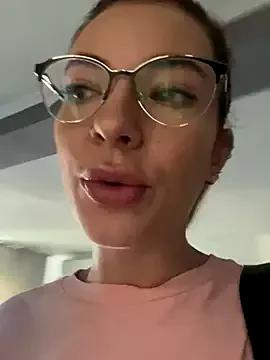 Discover our girls online shows and discover the company of countless livestreamers, with stunning shapes, sex toys and more.