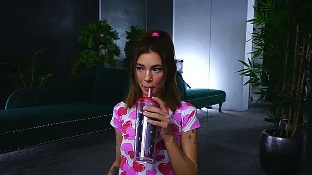 Discover our girls online shows and discover the company of countless livestreamers, with stunning shapes, sex toys and more.